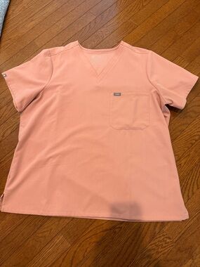 FIGS  women’s  V-Neck Pocket scrub top in Dusty Pink size XXL